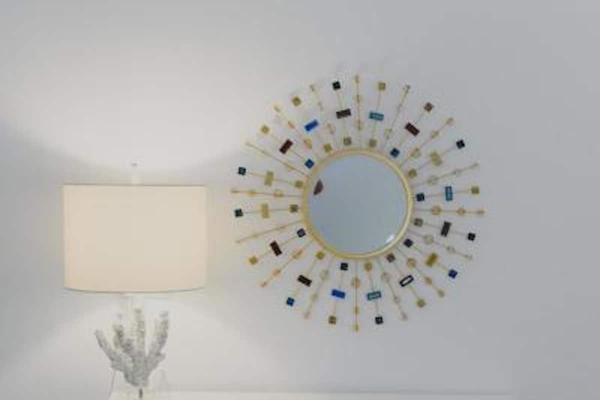 أغطية فراش متميزة وخزنة داخل الغرفة وبديكورات فريدة لكل غرفة