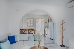 Villa de lujo, 2 habitaciones, hidromasaje | Sala de estar | Televisión de pantalla plana 