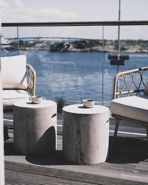 Escritorio, cortinas blackout y sistema de insonorización