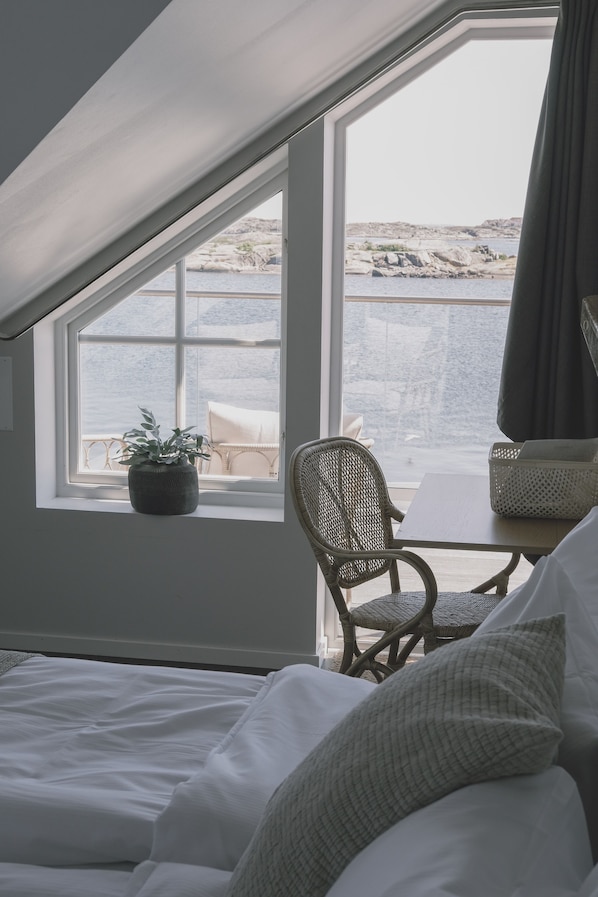 Escritorio, cortinas blackout y sistema de insonorización