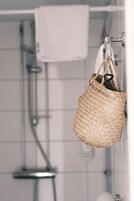 Ducha, artículos de tocador gratuitos, secador de pelo, toallas