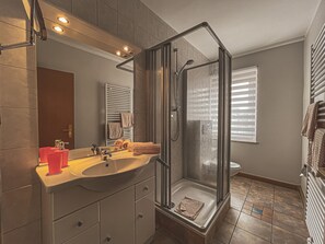 Habitación cuádruple, baño en la habitación | Baño