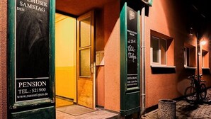 A building with a sign for 'Livemusik Samstag' and a 'Pension' sign with contact details. - Restaurant & Pension Rüssel - Pub (Sangerhausen)