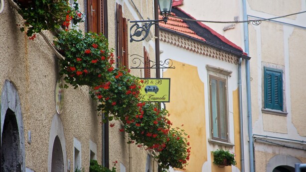 A building with a sign reading "Al Camolo" and a car parked outside. - B&B Il Tomolo (Agnone)