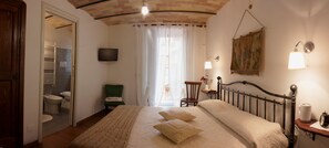 Double Room | Premium bedding, rollaway beds (surcharge), WiFi (free), bed sheets - B&B Il Tomolo (Agnone)