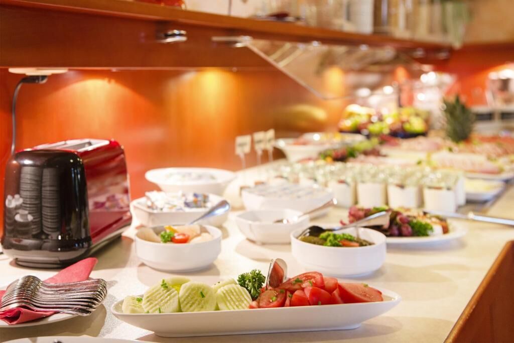 Un buffet proposant divers plats et une machine à café.
