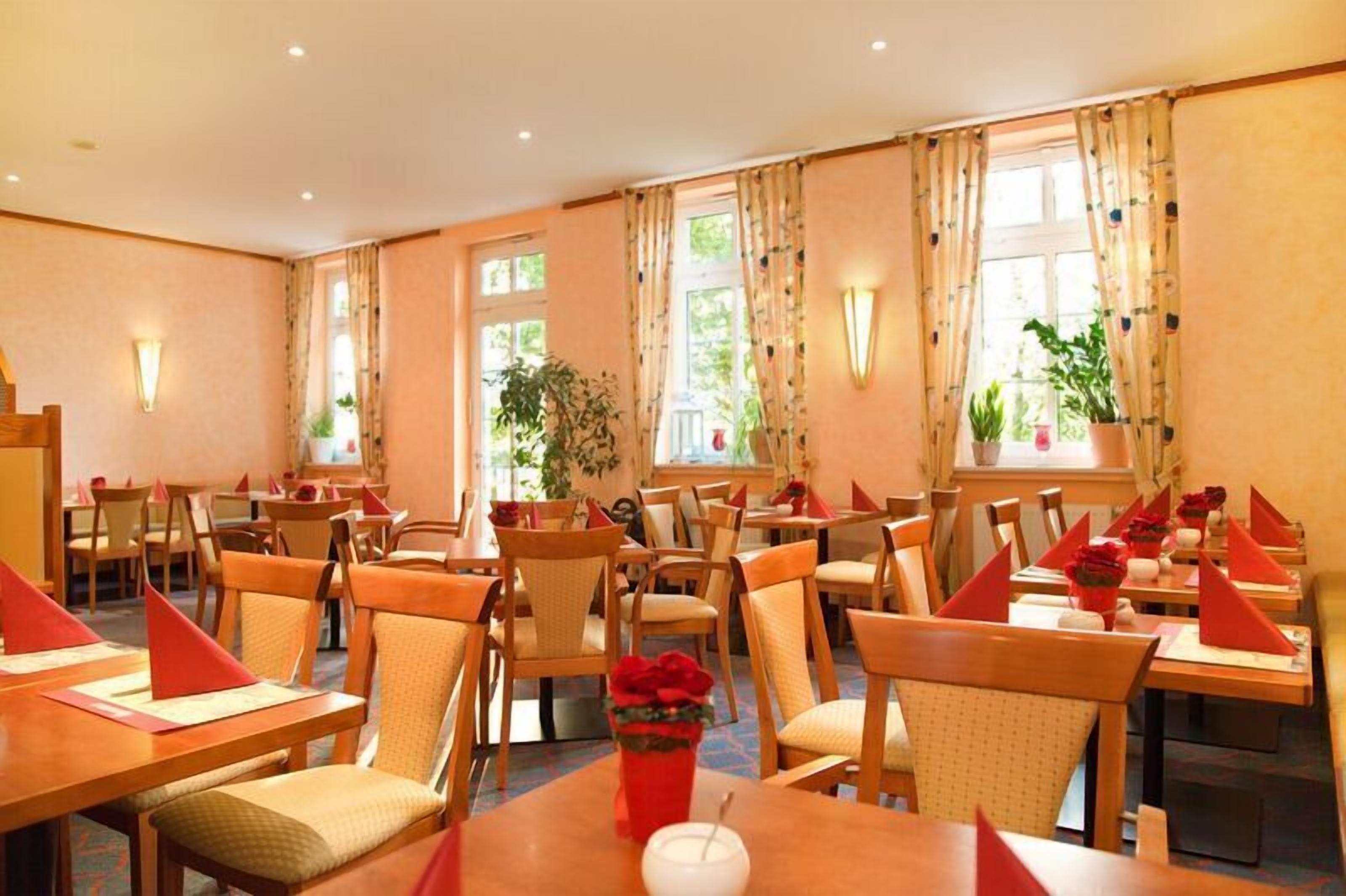 Tägliches Frühstücksbuffet (15 EUR pro Person)