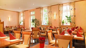 Tägliches Frühstücksbuffet (15 EUR pro Person)