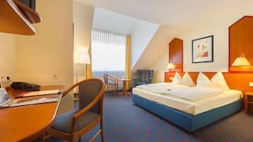 Schreibtisch, laptopgeeigneter Arbeitsplatz, Verdunkelungsvorhänge