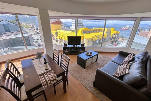 Apartamento premium | Sala de estar | TV de tela plana 60 cm com canais a cabo, smart TV