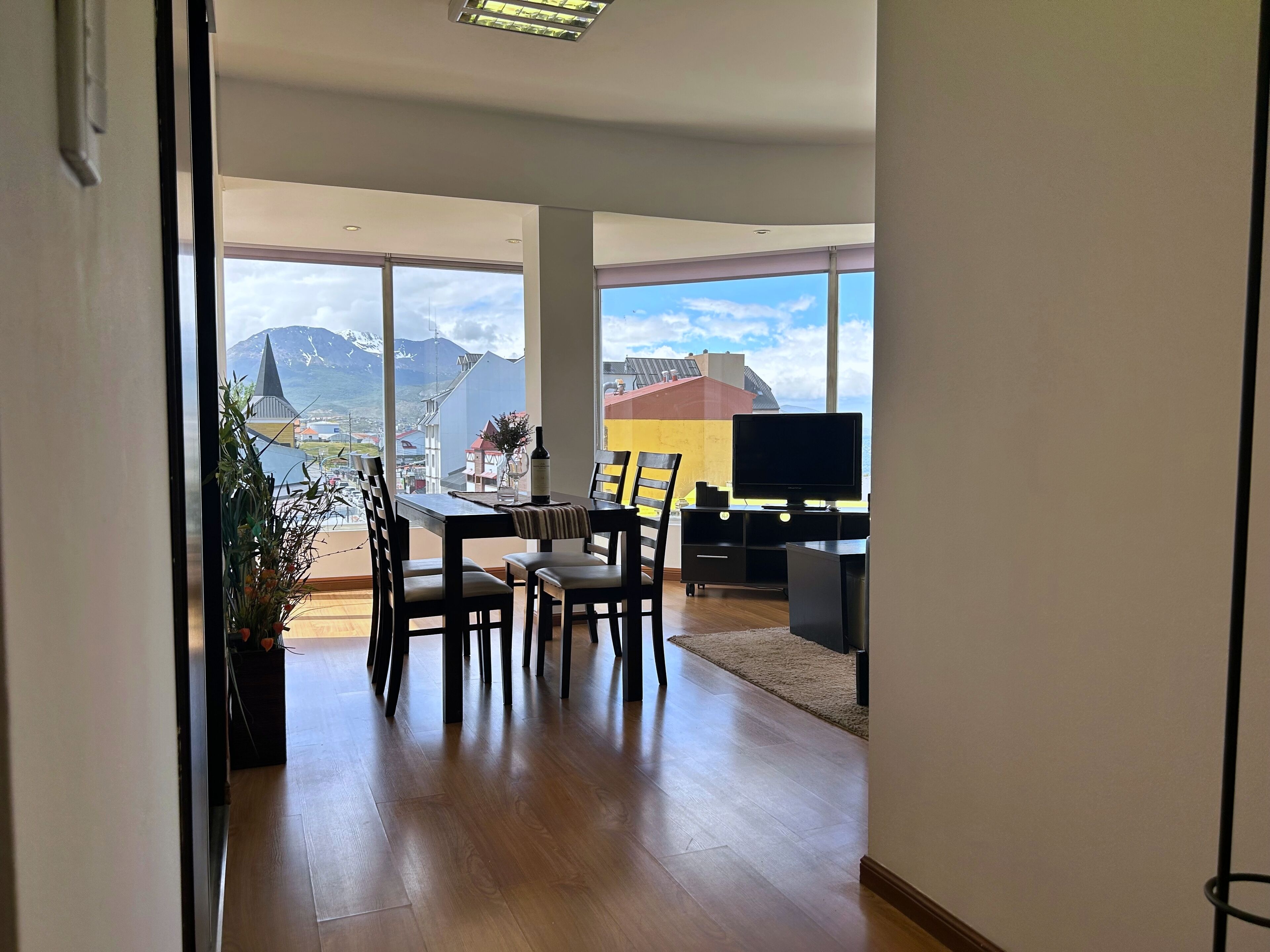 Premium appartement | Woonruimte | Een 60-cm flatscreentelevisie met kabelzenders en smart-tv