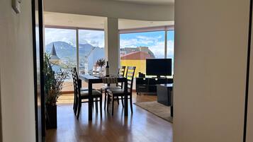 Premium appartement | Woonruimte | Een 60-cm flatscreentelevisie met kabelzenders en smart-tv