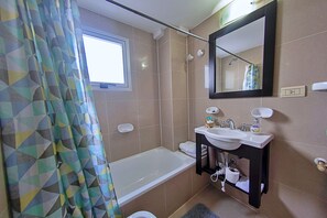 Departamento de lujo, 1 habitación | Baño | Tina con regadera, tina profunda, amenidades de baño gratuitas