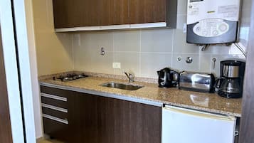 Refrigerador con freezer, microondas, cafetera/tetera