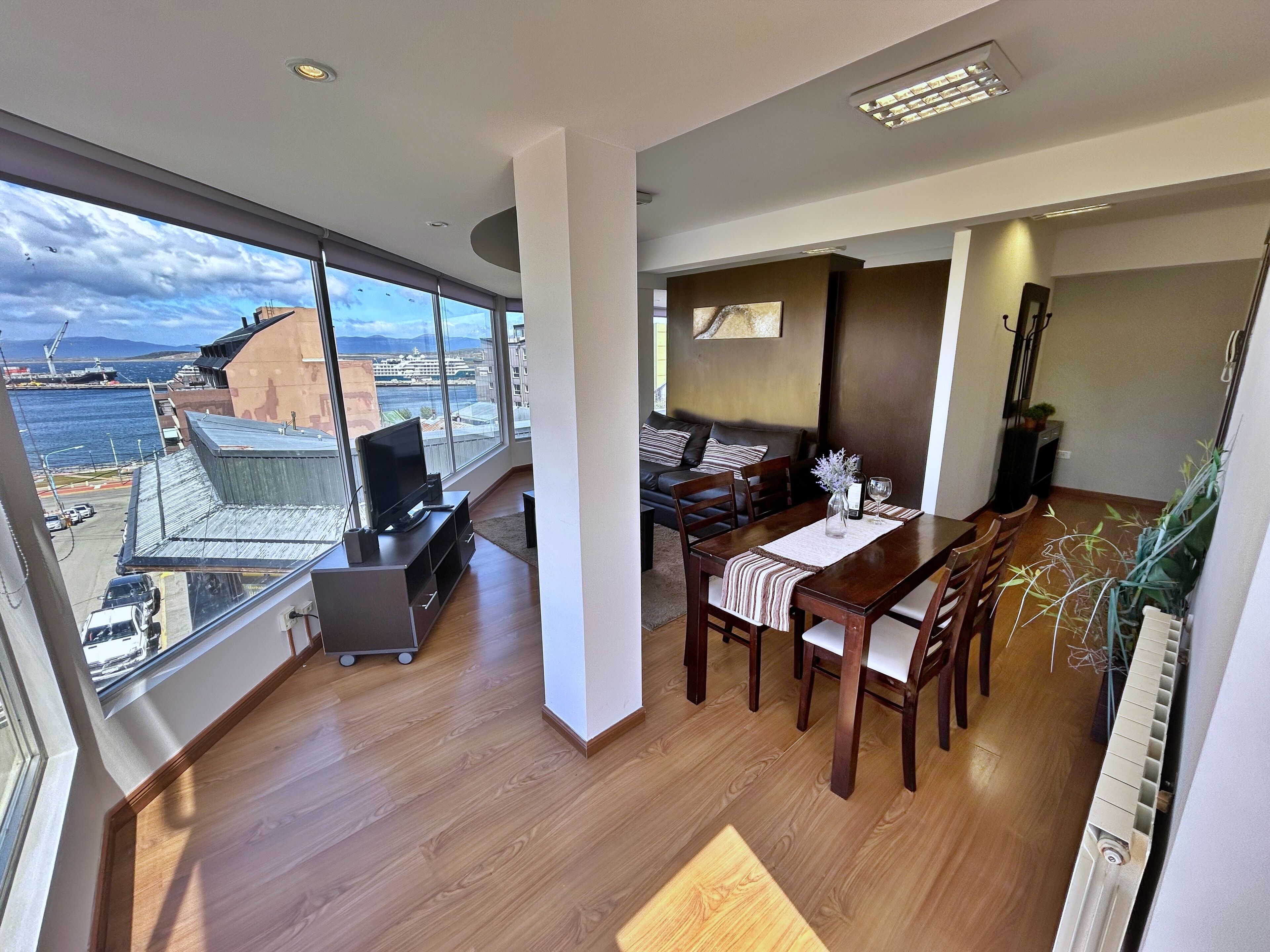 Premium appartement | Woonruimte | Een 60-cm flatscreentelevisie met kabelzenders en smart-tv