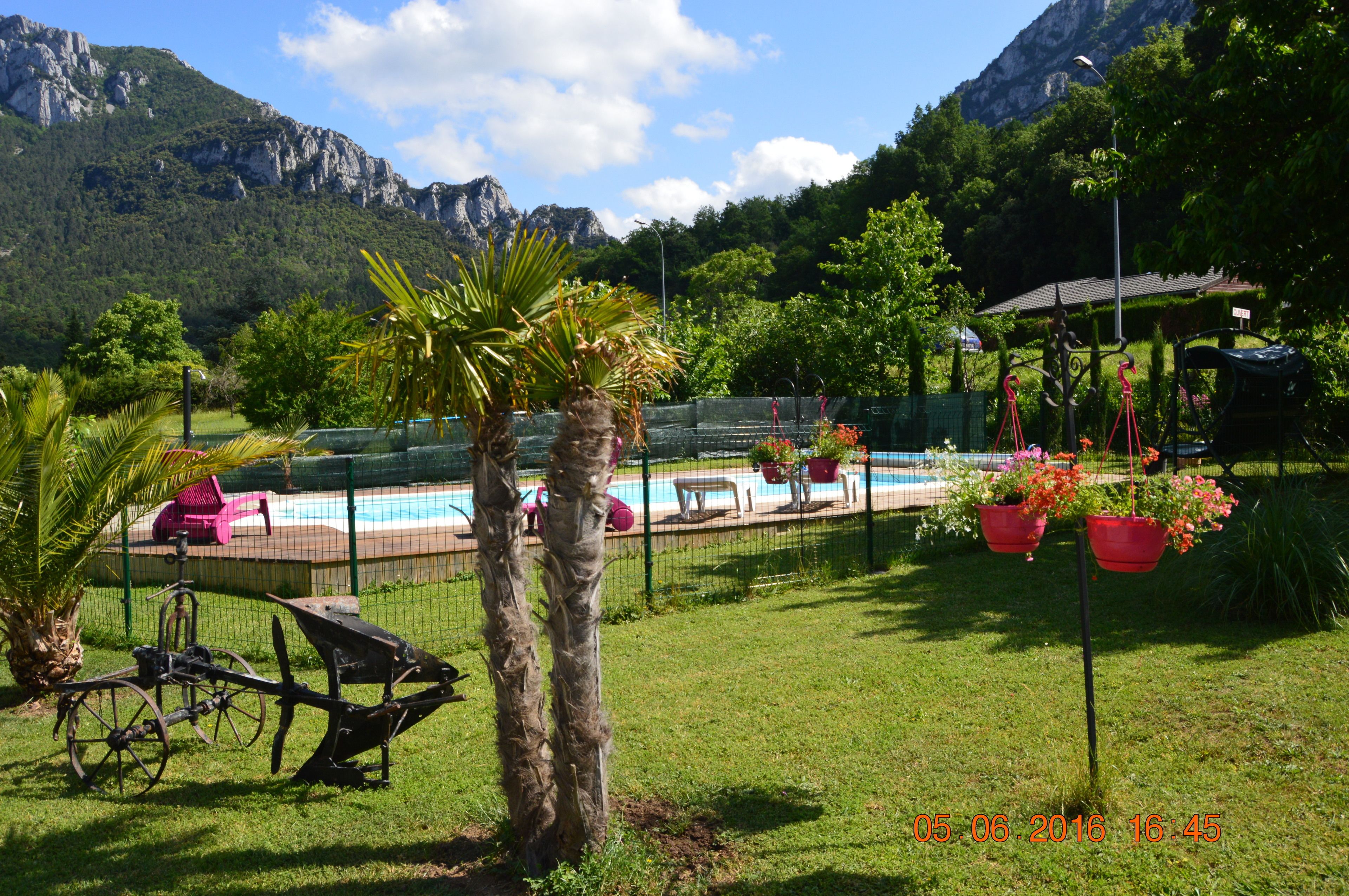 Seasonal outdoor pool, pool umbrellas, sun loungers