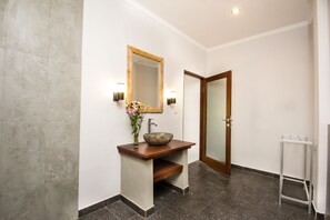 Bathroom sink - Akusara Guest House (Ubud)