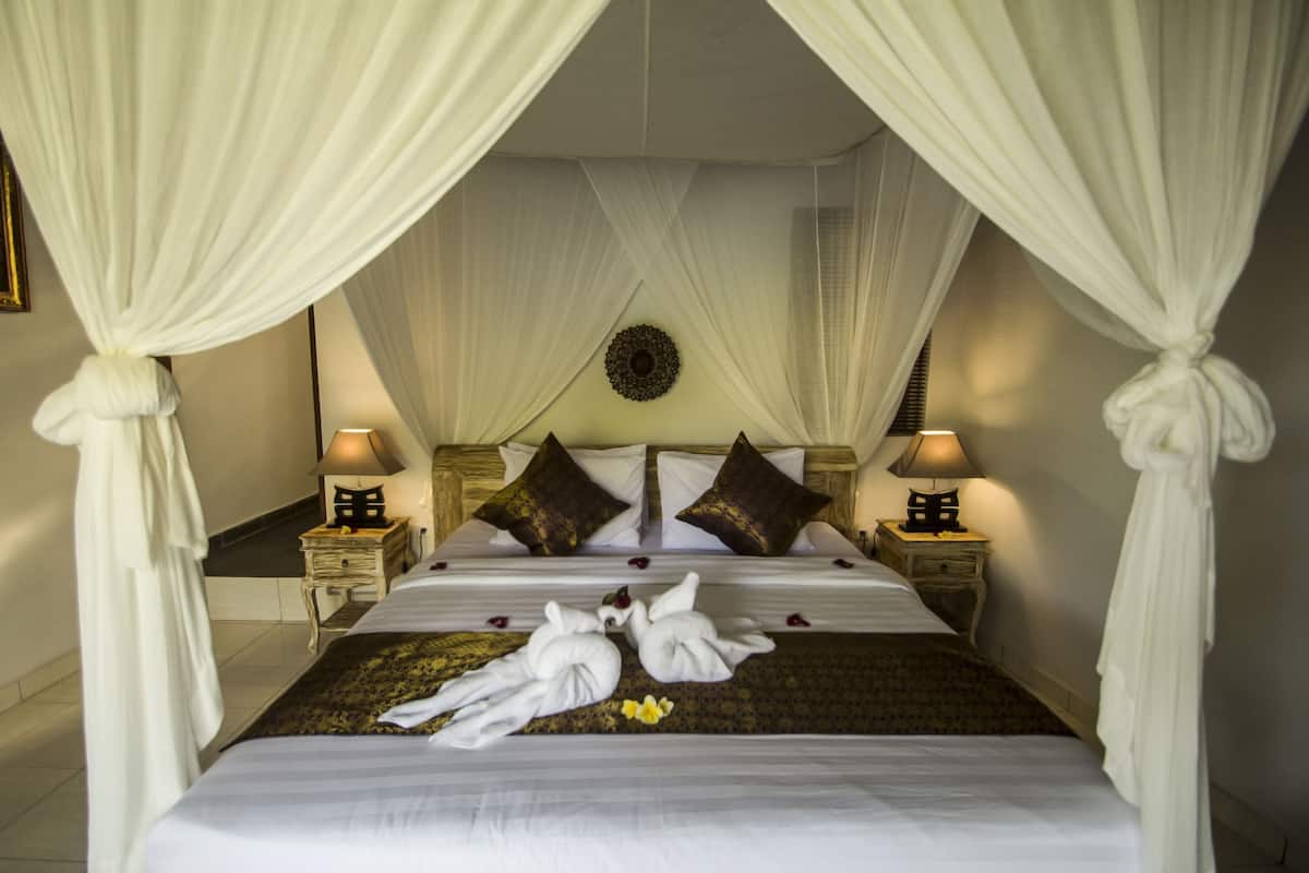 Family Room | Desk, iron/ironing board, free WiFi, bed sheets