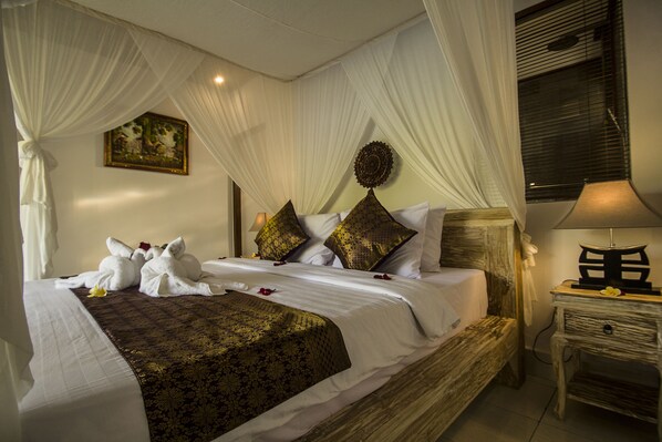 Family Room | Desk, iron/ironing board, free WiFi, bed sheets - Akusara Guest House (Ubud)