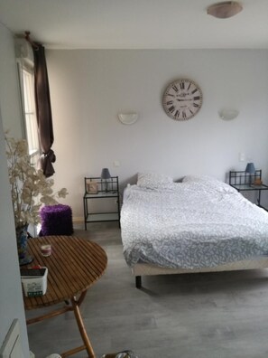 Desk, blackout drapes, free WiFi, bed sheets - Cluny clos fleury (Cluny)