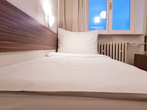 Standard trippelrum | MörklÀggningsgardiner, gratis wi-fi och sÀngklÀder