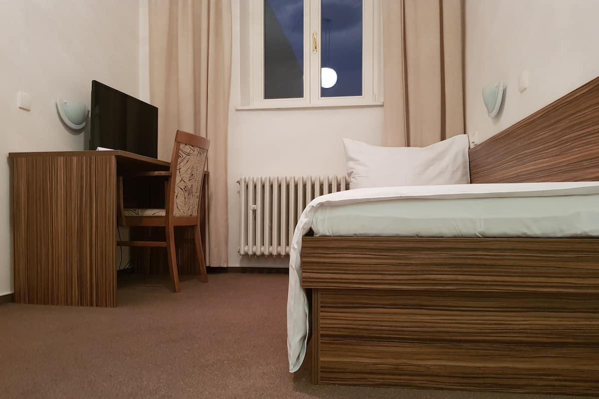 Blackout drapes, WiFi (free), bed sheets