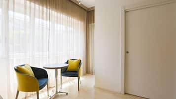 Quadruple Room | In-room safe, desk, blackout drapes, soundproofing