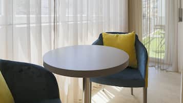 Quadruple Room | In-room safe, desk, blackout drapes, soundproofing