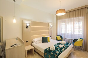 Deluxe tweepersoonskamer, balkon | Een kluis op de kamer, een bureau, verduisterende gordijnen