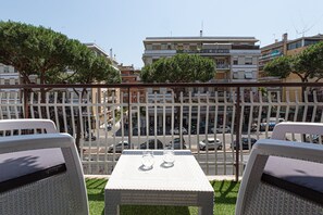 Deluxe tweepersoonskamer, balkon | Een kluis op de kamer, een bureau, verduisterende gordijnen