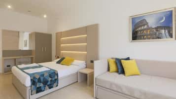 Quadruple Room | In-room safe, desk, blackout drapes, soundproofing