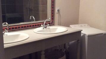 Suite | Salle de bain | Douche, douche à « effet pluie », sèche-cheveux, serviettes fournies