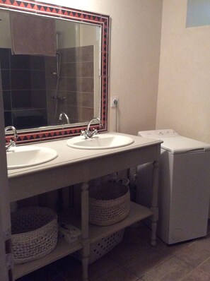 A bathroom with two sinks, a mirror, and a washing machine. - Le Clos de Masclaux (Arlempdes)