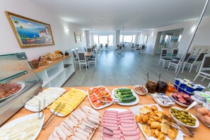 Free daily buffet breakfast - Hotel Saranda Palace (Sarandë)