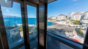Un hotel de gran altura con vista a una playa y al océano.
