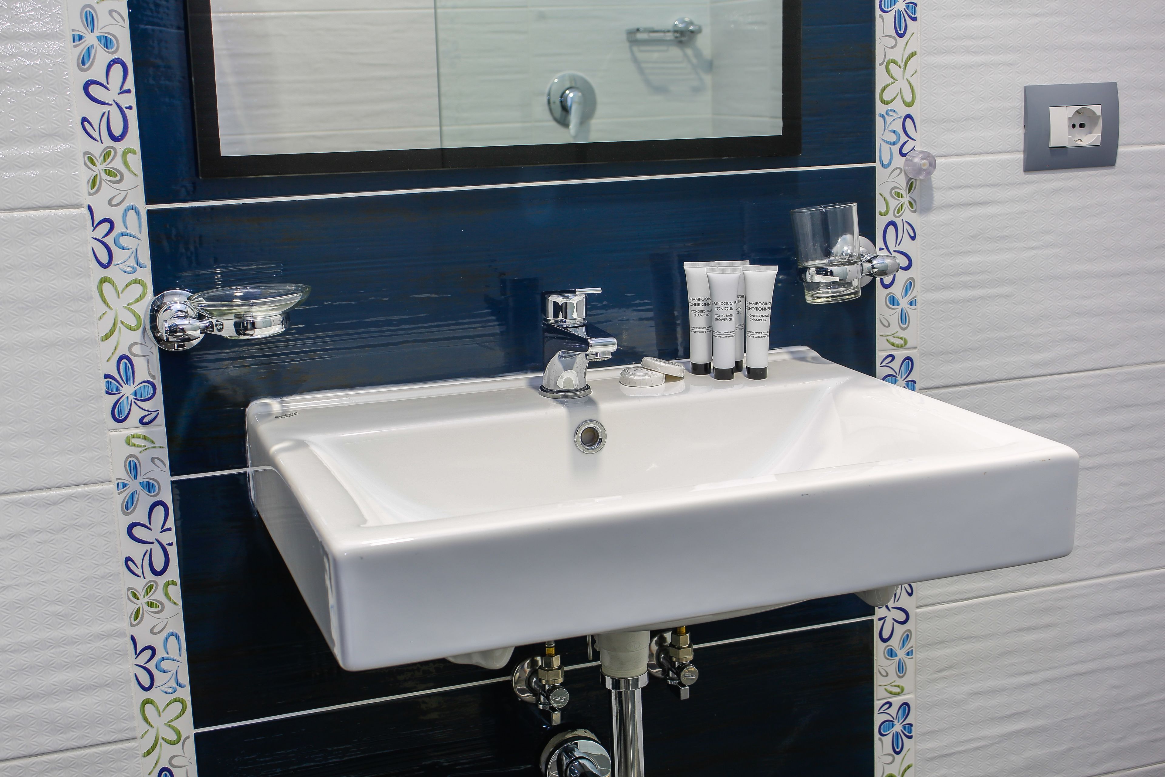 double room, balcony, partial sea view | bathroom | shower, hair dryer, slippers, bidet