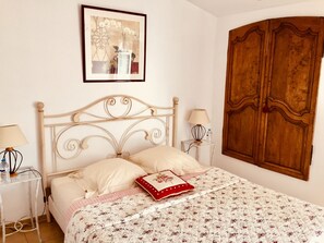 Tremannsrom, fjellutsikt | Blendingsgardiner, barnesenger (inkludert) og wi-fi (inkludert)