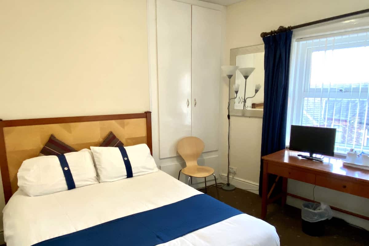 Doppelzimmer | Individuell dekoriert, individuell eingerichtet, Bügeleisen/Bügelbrett