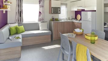Casa rodante, 3 habitaciones | Área de sala de estar