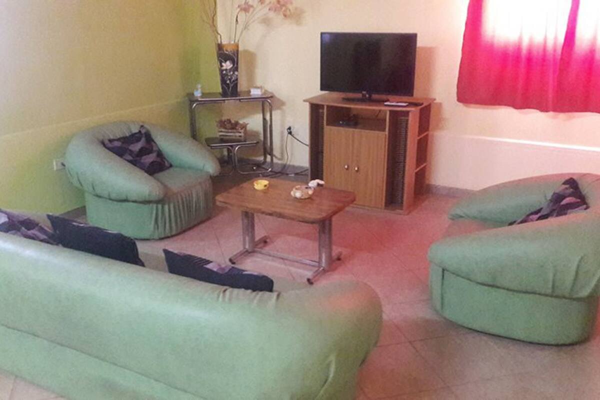 Caja de seguridad en la habitación, cunas gratuitas y ropa de cama