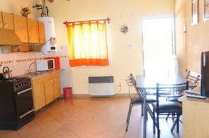 Refrigerador con congelador, microondas, horno y tetera eléctrica