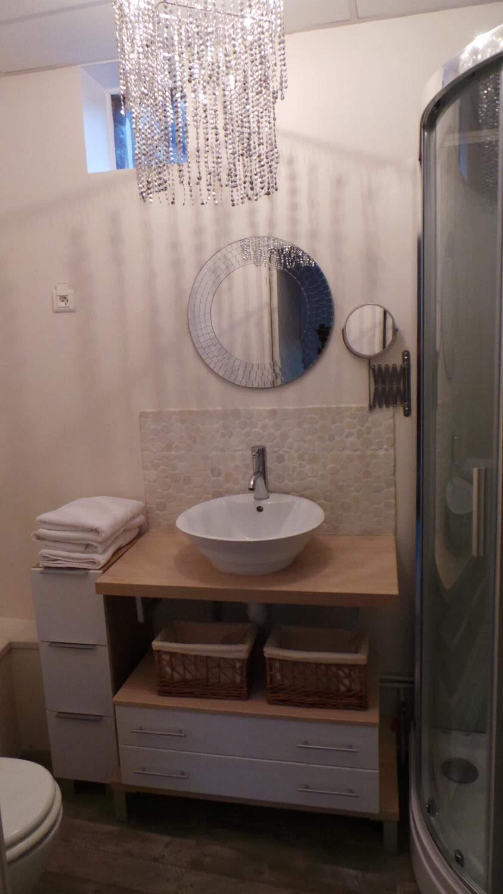 Buồng tắm vòi sen, máy sấy tóc, khăn tắm 