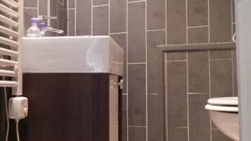 Double Room (Kyllie) | Bathroom | Shower, hair dryer, towels