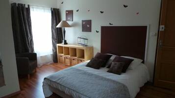 Double Room (Memyos) | Individually decorated, individually furnished, desk, blackout curtains