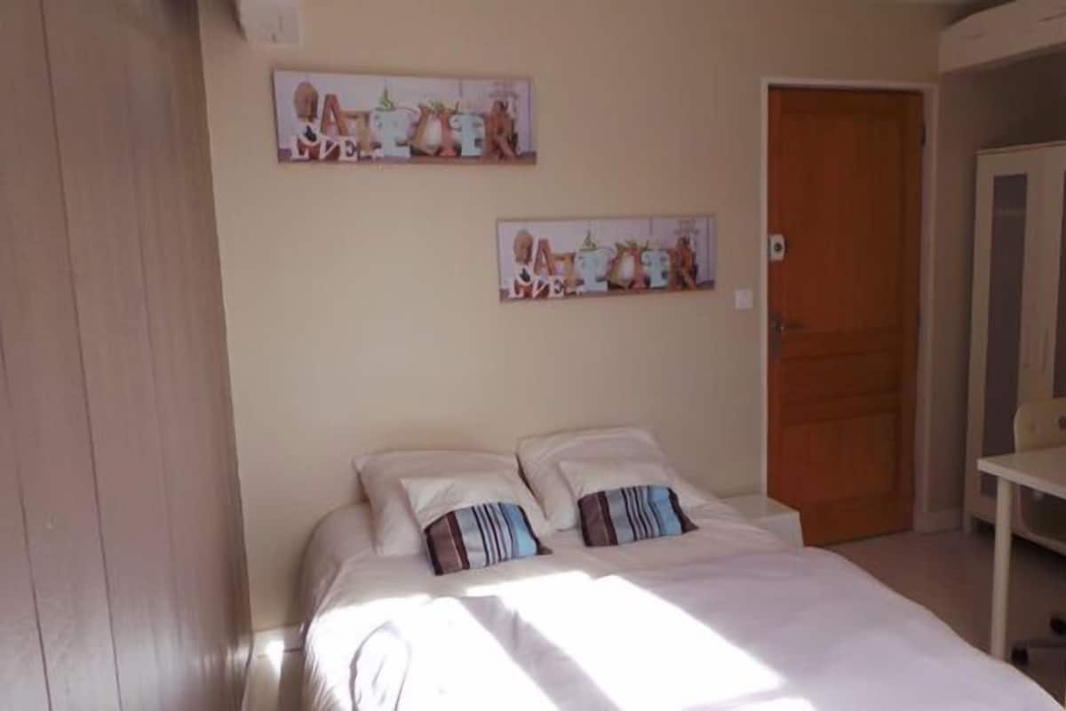 Habitación doble (Iriska) | Decoración personalizada, muebles diferentes y escritorio