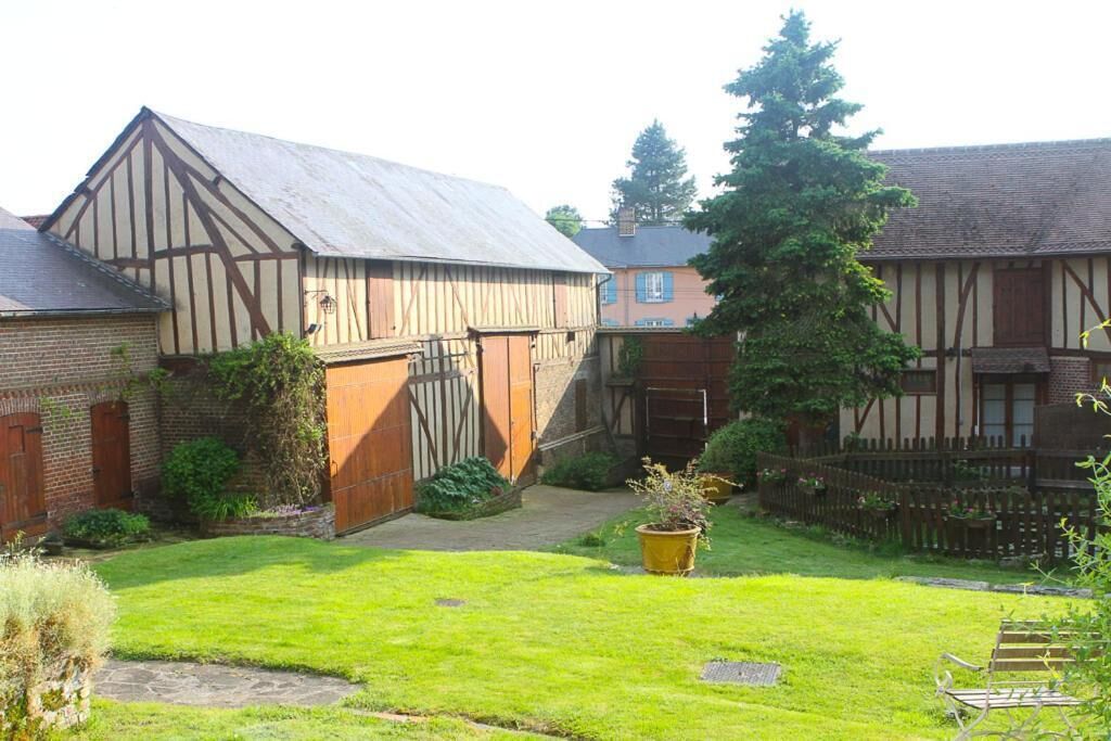 En traditionell byggnad i tudorstil med en fasad av tegel och en stomme av trä.