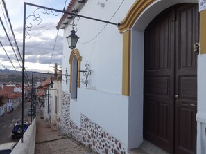 Front of property – evening/night - El Jardin De Su Merced B&B (Sucre)