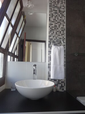 Quarto duplo superior, para não fumantes | Banheiro | Chuveiro, chuveiro com efeito de chuva, produtos de toalete grátis 