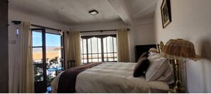 In-room safe, individually decorated, individually furnished, desk - El Jardin De Su Merced B&B (Sucre)