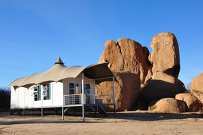 In-room safe, desk - Spitzkoppen Lodge (Usakos)